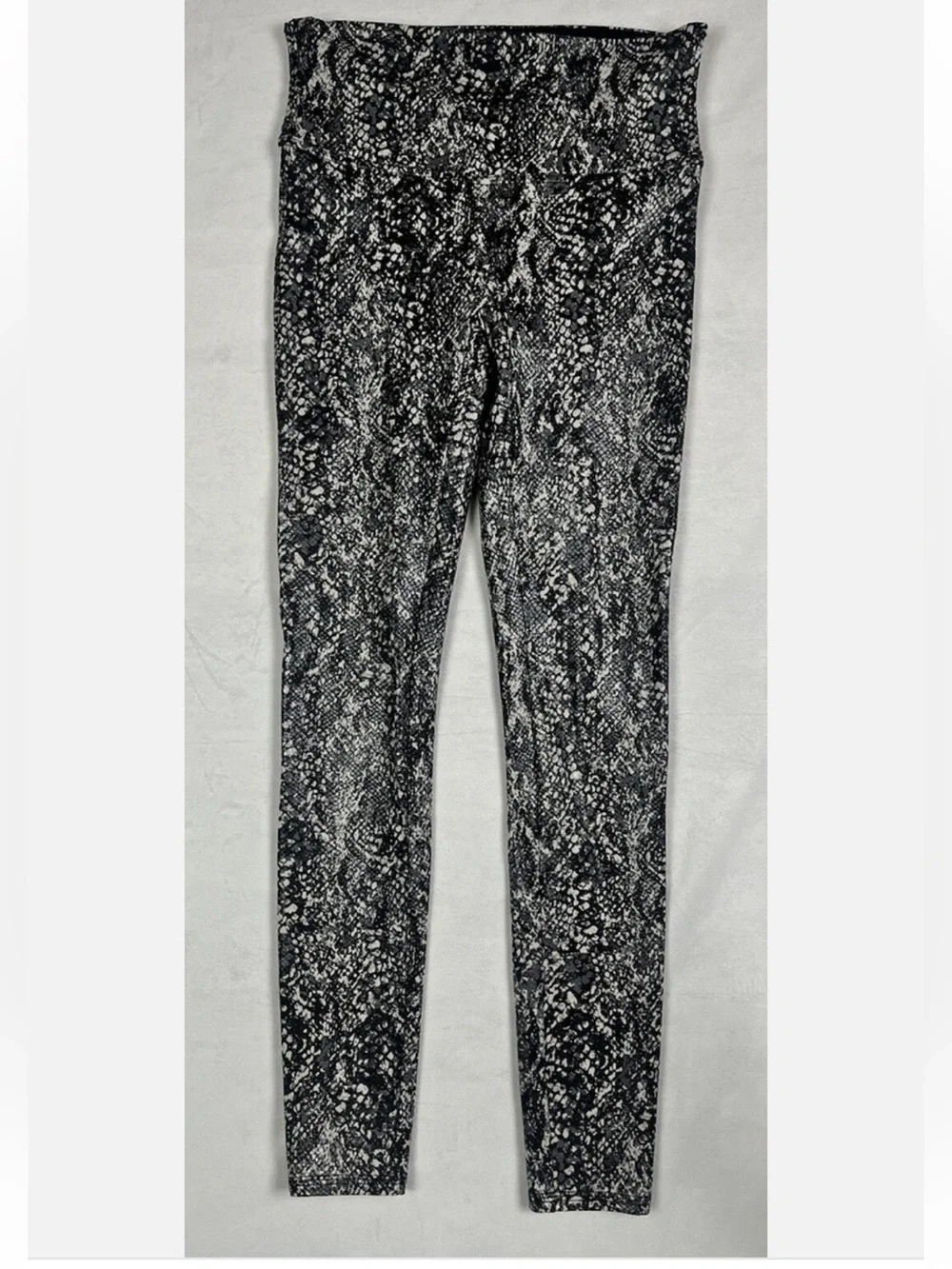 Spanx Faux Leather Snakeskin Shine Leggings Sz Small Snake Grey pattern